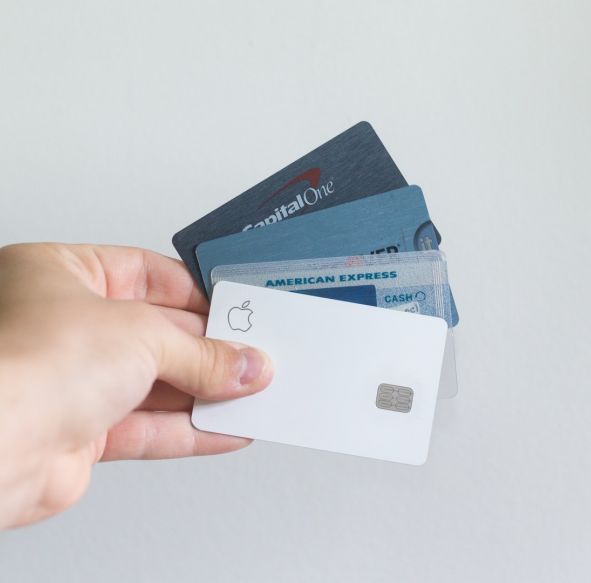 Karta kredytowa a debetowa - czym się różnią?
